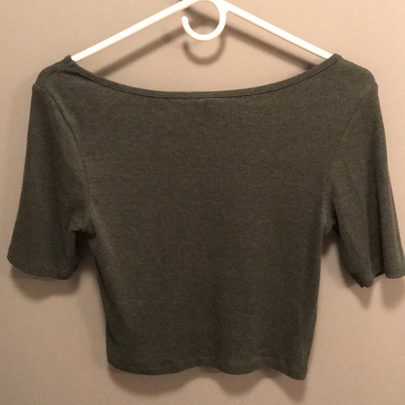 Quarter sleeve crop top - Picture 2 of 2